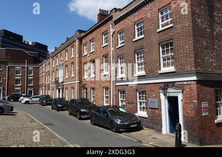 Historic Paradise Square nel centro di Sheffield, Inghilterra, Regno Unito. Area di conservazione georgiana di grado II* edifici elencati parcheggio urbano Foto Stock