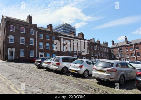 Historic Paradise Square nel centro di Sheffield, Inghilterra, Regno Unito. Area di conservazione georgiana di grado II* edifici elencati parcheggio urbano Foto Stock