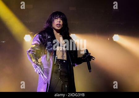 Newport, Regno Unito. 22 giugno 2024. Lorine Zeineb Nora Talhaoui, vincitrice dell'Eurovision Song Contest, nota professionalmente come Loreen, si esibisce dal vivo sul palco dell'Isle of Wight Festival. La cantante e cantautrice svedese ha rappresentato la Svezia all'Eurovison, ha vinto l'Eurovision Song Contest nel 2012 e nel 2023 con le canzoni "Euphoria" e "Tattoo" rispettivamente. Credito: SOPA Images Limited/Alamy Live News Foto Stock