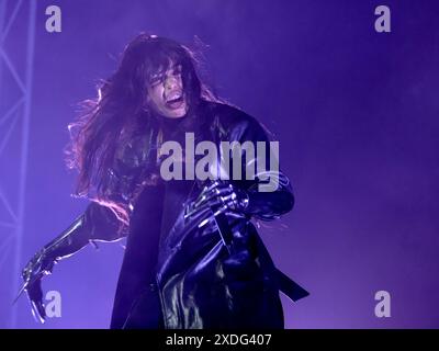 Newport, Regno Unito. 22 giugno 2024. Lorine Zeineb Nora Talhaoui, vincitrice dell'Eurovision Song Contest, nota professionalmente come Loreen, si esibisce dal vivo sul palco dell'Isle of Wight Festival. La cantante e cantautrice svedese ha rappresentato la Svezia all'Eurovison, ha vinto l'Eurovision Song Contest nel 2012 e nel 2023 con le canzoni "Euphoria" e "Tattoo" rispettivamente. Credito: SOPA Images Limited/Alamy Live News Foto Stock