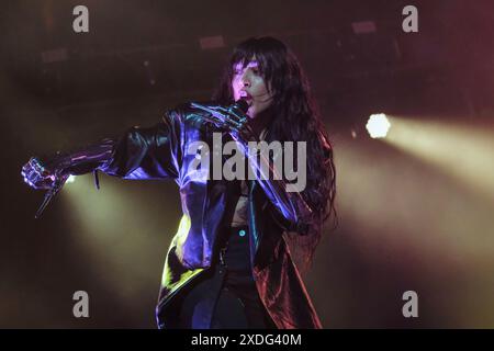 Newport, Regno Unito. 22 giugno 2024. Lorine Zeineb Nora Talhaoui, vincitrice dell'Eurovision Song Contest, nota professionalmente come Loreen, si esibisce dal vivo sul palco dell'Isle of Wight Festival. La cantante e cantautrice svedese ha rappresentato la Svezia all'Eurovison, ha vinto l'Eurovision Song Contest nel 2012 e nel 2023 con le canzoni "Euphoria" e "Tattoo" rispettivamente. Credito: SOPA Images Limited/Alamy Live News Foto Stock