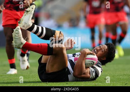 Twickenham, Regno Unito. 22 giugno 2024. Leicester Faara'anuku dei Barbari fa un tentativo. Barbarians contro Fiji, partita internazionale di rugby, Killik Cup allo stadio Twickenham di Twickenham, Middlesex sabato 22 giugno 2024. Solo per uso editoriale. foto di Andrew Orchard/Andrew Orchard Sports Photography/ Alamy Live News Credit: Andrew Orchard Sports Photography/Alamy Live News Foto Stock