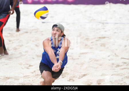 Tlaxcala, Ciudad de Mexico, Messico. 22 giugno 2024. Luis GarcÃ-a #2 del Team Guatemala gareggia contro il Team Trinidad e Tobago durante la partita maschile del Torneo di qualificazione Olimpica di Beach volley Norceca 2024. Guatemala sconfitte del Team Trinidad e Tobago 2 a 0. (Credit Image: © Essene Hernandez/eyepix via ZUMA Press Wire) SOLO PER USO EDITORIALE! Non per USO commerciale! Foto Stock