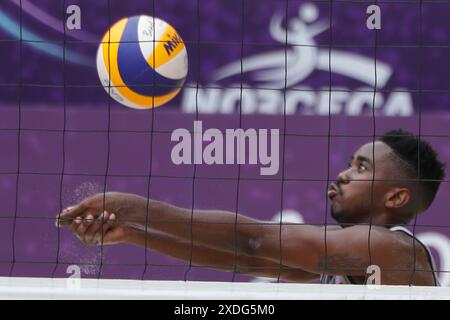 Tlaxcala, Ciudad de Mexico, Messico. 22 giugno 2024. Stephen Enile #2 del Team Trinidad e Tobago gareggia contro il Team Guatemala durante la partita maschile di Norceca 2024 Beach Volley Olympic Qualification Tournament . Guatemala sconfitte del Team Trinidad e Tobago 2 a 0. (Credit Image: © Essene Hernandez/eyepix via ZUMA Press Wire) SOLO PER USO EDITORIALE! Non per USO commerciale! Foto Stock