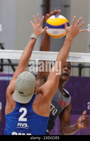 Tlaxcala, Ciudad de Mexico, Messico. 22 giugno 2024. Luis GarcÃ-a #2 del Team Guatemala gareggia contro Joel Theodore #1 del Team Trinidad e Tobago durante la partita maschile del Torneo di qualificazione Olimpica di Beach volley Norceca 2024. Guatemala sconfitte del Team Trinidad e Tobago 2 a 0. (Credit Image: © Essene Hernandez/eyepix via ZUMA Press Wire) SOLO PER USO EDITORIALE! Non per USO commerciale! Foto Stock