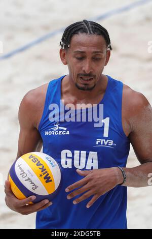 Tlaxcala, Ciudad de Mexico, Messico. 22 giugno 2024. Andy Leonardo Blanco #1 del Team Guatemala gareggia contro il Team Trinidad e Tobago durante la partita maschile di Norceca 2024 Beach Volley Olympic Qualification Tournament . Guatemala sconfitte del Team Trinidad e Tobago 2 a 0. (Credit Image: © Essene Hernandez/eyepix via ZUMA Press Wire) SOLO PER USO EDITORIALE! Non per USO commerciale! Foto Stock