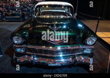 La Chevrolet bel Air del 1956 è un simbolo iconico del design automobilistico americano della metà del secolo, rinomato per i suoi eleganti dettagli cromati e la sua inconfondibile coda Foto Stock