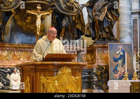 Il Cardinale Christoph Schönborn celebra la Santa messa sull'altare della Cattedra di San Pietro nella Basilica di San Pietro in Vaticano. Foto Stock