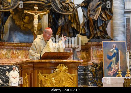 Il Cardinale Christoph Schönborn celebra la Santa messa sull'altare della Cattedra di San Pietro nella Basilica di San Pietro in Vaticano. Foto Stock
