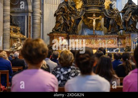 Il Cardinale Christoph Schönborn celebra la Santa messa sull'altare della Cattedra di San Pietro nella Basilica di San Pietro in Vaticano. Foto Stock