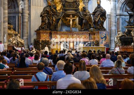 Il Cardinale Christoph Schönborn celebra la Santa messa sull'altare della Cattedra di San Pietro nella Basilica di San Pietro in Vaticano. Foto Stock