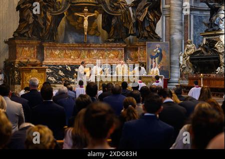 Il Cardinale Christoph Schönborn celebra la Santa messa sull'altare della Cattedra di San Pietro nella Basilica di San Pietro in Vaticano. Foto Stock
