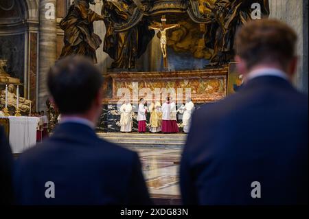 Il Cardinale Christoph Schönborn celebra la Santa messa sull'altare della Cattedra di San Pietro nella Basilica di San Pietro in Vaticano. Foto Stock