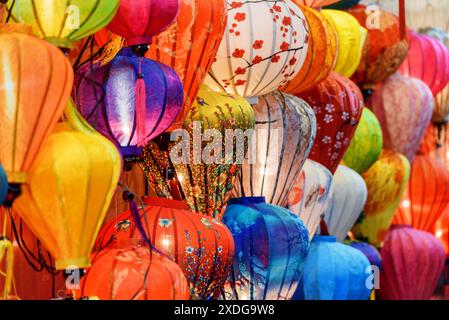 Splendida vista delle tradizionali lanterne di seta colorate nel negozio di souvenir dell'antica città di Hoi An. Foto Stock