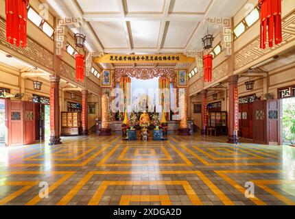 Nha Trang, Vietnam - 9 aprile 2015: Splendida vista interna della Pagoda di Long Son nella provincia di Khanh Hoa. Incredibile interno del tempio buddista. Foto Stock