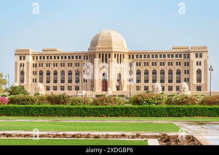 Mascate, Oman - 17 ottobre 2018: Veduta dell'edificio della Corte Suprema sullo sfondo blu del cielo. Foto Stock