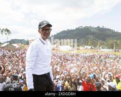 (240623) -- MUSANZE, 23 giugno 2024 (Xinhua) -- il presidente ruandese Paul Kagame è raffigurato durante il lancio della campagna presidenziale a Musanze, Ruanda, 22 giugno 2024. La campagna elettorale è iniziata sabato in Ruanda in vista delle elezioni presidenziali e legislative del mese prossimo. Tre candidati presidenziali sono in gara, tra cui il presidente in carica Paul Kagame del fronte Patriottico Ruanda (RPF), Frank Habineza dell'opposizione Partito Verde Democratico del Ruanda e Philippe Mpayimana, un candidato indipendente. Kagame, che è al potere dal 2000, ha lanciato la sua campagna a Musanze dist Foto Stock