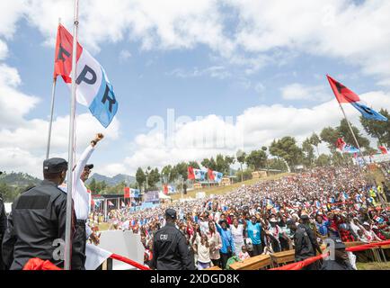 (240623) -- MUSANZE, 23 giugno 2024 (Xinhua) -- il presidente ruandese Paul Kagame reagisce durante il lancio della campagna presidenziale a Musanze, Ruanda, 22 giugno 2024. La campagna elettorale è iniziata sabato in Ruanda in vista delle elezioni presidenziali e legislative del mese prossimo. Tre candidati presidenziali sono in gara, tra cui il presidente in carica Paul Kagame del fronte Patriottico Ruanda (RPF), Frank Habineza dell'opposizione Partito Verde Democratico del Ruanda e Philippe Mpayimana, un candidato indipendente. Kagame, che è al potere dal 2000, ha lanciato la sua campagna nel distretto di Musanze, Foto Stock