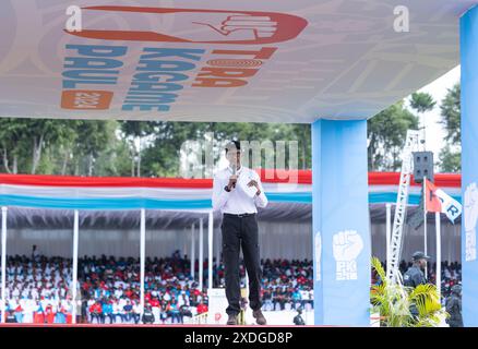 (240623) -- MUSANZE, 23 giugno 2024 (Xinhua) -- il presidente ruandese Paul Kagame parla durante il lancio della campagna presidenziale a Musanze, Ruanda, 22 giugno 2024. La campagna elettorale è iniziata sabato in Ruanda in vista delle elezioni presidenziali e legislative del mese prossimo. Tre candidati presidenziali sono in gara, tra cui il presidente in carica Paul Kagame del fronte Patriottico Ruanda (RPF), Frank Habineza dell'opposizione Partito Verde Democratico del Ruanda e Philippe Mpayimana, un candidato indipendente. Kagame, che è al potere dal 2000, ha lanciato la sua campagna nel distretto di Musanze, Foto Stock