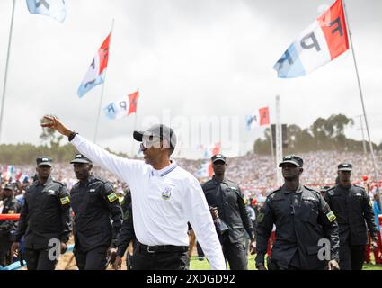 (240623) -- MUSANZE, 23 giugno 2024 (Xinhua) -- il presidente ruandese Paul Kagame ondata durante il lancio della campagna presidenziale a Musanze, Ruanda, 22 giugno 2024. La campagna elettorale è iniziata sabato in Ruanda in vista delle elezioni presidenziali e legislative del mese prossimo. Tre candidati presidenziali sono in gara, tra cui il presidente in carica Paul Kagame del fronte Patriottico Ruanda (RPF), Frank Habineza dell'opposizione Partito Verde Democratico del Ruanda e Philippe Mpayimana, un candidato indipendente. Kagame, che è al potere dal 2000, ha lanciato la sua campagna nel distretto di Musanze, Foto Stock