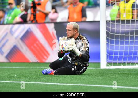 Seattle, Washington, Stati Uniti. 22 giugno 2024. Il portiere dei Seattle Sounders Stefan Frei (24) con una salvezza durante il riscaldamento prima della partita di calcio della MLS tra Seattle Sounders e FC Dallas a Seattle, Washington. Steve Faber/CSM (immagine di credito: © Steve Faber/Cal Sport Media). Crediti: csm/Alamy Live News Foto Stock