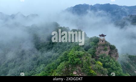 Pechino, Cina. 21 giugno 2024. Una foto aerea scattata il 21 giugno 2024 mostra il paesaggio dell'area panoramica di Zijinshan nella città di Xingtai, nella provincia di Hebei della Cina settentrionale. Crediti: MU Yu/Xinhua/Alamy Live News Foto Stock