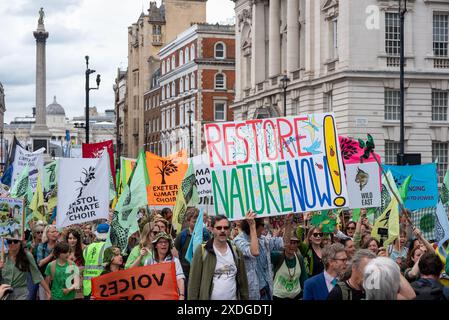 Londra, Regno Unito. 22 giugno 2024. I manifestanti tengono cartelli e bandiere d'onda durante la marcia sulla Whitehall. Restore Nature è stato il più grande raduno del Regno Unito per la natura e il clima. Oltre 300 organizzazioni hanno preso il controllo delle strade di Londra. I dimostranti hanno chiesto azioni urgenti per ripristinare la natura e affrontare il cambiamento climatico. Credito: SOPA Images Limited/Alamy Live News Foto Stock