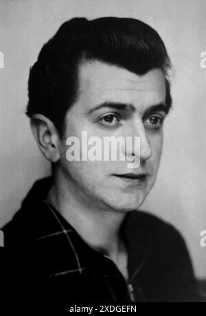 1960 c., Parigi , FRANCIA : lo scrittore, attore, cantante e compositore francese ROGER RIFFARD ( 1924 - 1981 ) . Fotografo sconosciuto . - STORIA - FOTO STORICHE - SCRITTORE - LETTERATURA - LETTERATURA - LETTERATO -RITRATTO - RITRATTO - CANTANTE - MUSICA - ATTORE - ACTEUR - CINEMA - CINEMA - TEATRO - TEATRO - TELEVISIONE --- ARCHIVIO GBB Foto Stock