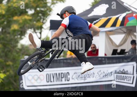 Budapest, Ungheria. 22 giugno 2024. Anthony Jeanjean di Francia gareggia durante la finale del Cycling BMX Freestyle Men's Park alla Olympic Qualifier Series di Budapest, Ungheria, 22 giugno 2024. Crediti: Attila Volgyi/Xinhua/Alamy Live News Foto Stock