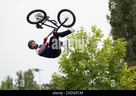 Budapest, Ungheria. 22 giugno 2024. Anthony Jeanjean di Francia gareggia durante la finale del Cycling BMX Freestyle Men's Park alla Olympic Qualifier Series di Budapest, Ungheria, 22 giugno 2024. Crediti: Attila Volgyi/Xinhua/Alamy Live News Foto Stock