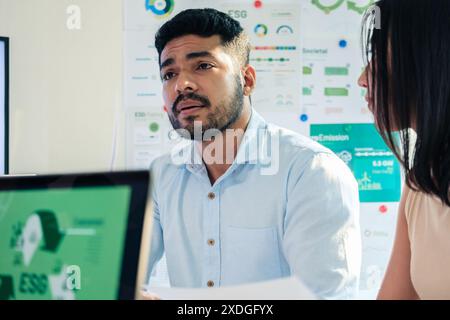 Discussione sul brainstorming del team Diversity incentrata sull'ESG (ambiente, sociale, governance) per gli obiettivi degli sdg in un ufficio ecosostenibile Foto Stock