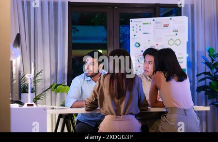 informazioni sul team diversity sull'esg e sulla pianificazione del sistema ecocompatibile in un ufficio ecosostenibile di notte Foto Stock