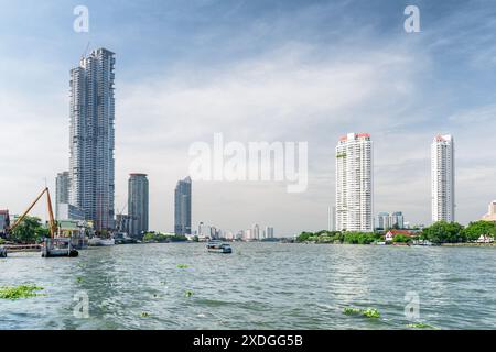 Vista panoramica del fiume Chao Phraya e degli alti edifici residenziali a Bangkok, Thailandia. Bellissimo paesaggio urbano nelle giornate di sole. Foto Stock