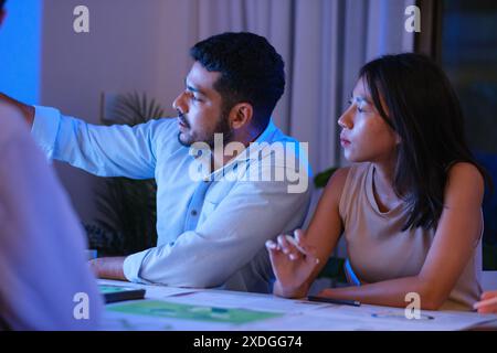 Presentazione del team Diversity sugli obiettivi aziendali di sostenibilità ESG (ambiente, socail, governance) negli uffici ecologici di notte Foto Stock