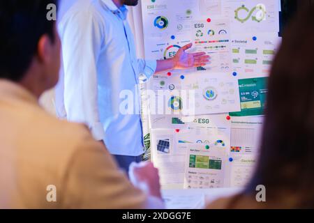 Presentazione del team Diversity sugli obiettivi aziendali di sostenibilità ESG (ambiente, socail, governance) negli uffici ecologici di notte Foto Stock