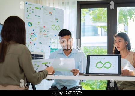 Discussione sul brainstorming del team Diversity incentrata sull'ESG (ambiente, sociale, governance) per gli obiettivi degli sdg in un ufficio ecosostenibile Foto Stock