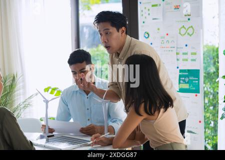 Discussione sul brainstorming del team Diversity incentrata sull'ESG (ambiente, sociale, governance) per gli obiettivi degli sdg in un ufficio ecosostenibile Foto Stock