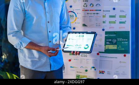 Presentazione del team Diversity sugli obiettivi aziendali di sostenibilità ESG (ambiente, socail, governance) negli uffici ecologici di notte Foto Stock