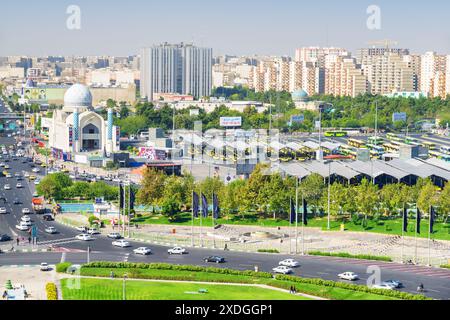 Teheran, Iran - 19 ottobre 2018: Splendida vista aerea del terminal degli autobus occidentali (Terminal-e-gharb) e del banco dei taxi. Foto Stock
