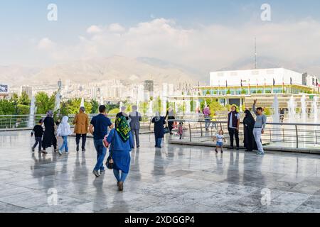 Teheran, Iran - 19 ottobre 2018: Turisti e residenti camminano intorno alla Torre Milad in giornata di sole. Foto Stock