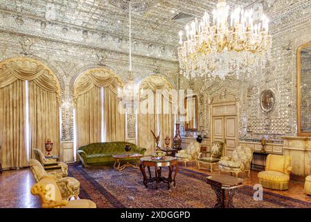 Teheran, Iran - 19 ottobre 2018: Splendida vista del Talar-e Brelian (sala brillante) al Palazzo Golestan. Interni persiani. Foto Stock