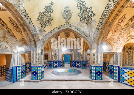 Kashan, Iran - 21 ottobre 2018: Splendida vista della calda sala balneare (garmkhaneh) presso la Sultan Amir Ahmad Bathhouse. Bagni pubblici persiani. Foto Stock