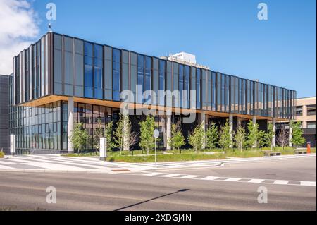 Calgary, Alberta - 20 giugno 2024: Esterno dell'edificio Haskayne School of Business nel campus. Foto Stock