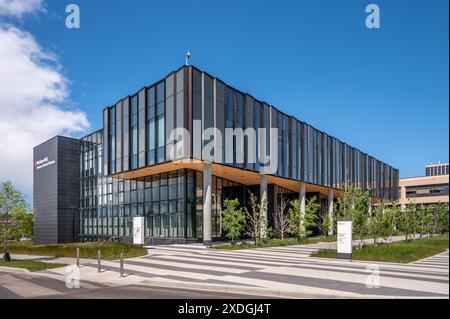 Calgary, Alberta - 20 giugno 2024: Esterno dell'edificio Haskayne School of Business nel campus. Foto Stock