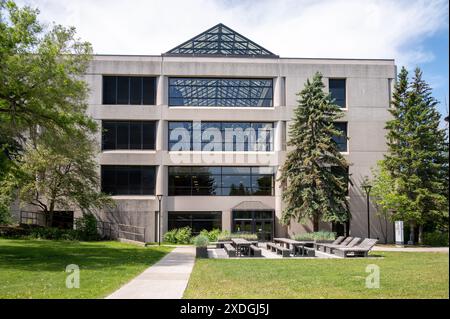 Calgary, Alberta - 20 giugno 2024: Esterno dell'edificio Haskayne School of Business nel campus. Foto Stock