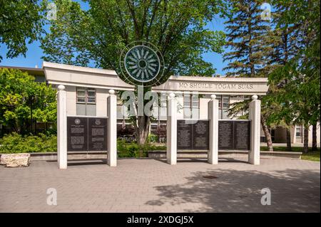 Calgary, Alberta - 20 giugno 2024: Motto dell'Università di Calgary nel campus UofC. Foto Stock