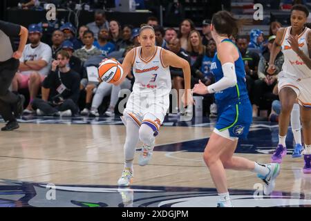 Minneapolis, Minnesota, Stati Uniti. 22 giugno 2024. La guardia dei Phoenix Mercury DIANA TAURASI n. 3 gestisce la palla durante una partita WNBA tra i Minnesota Lynx e i Phoenix Mercury al Target Center, i Lynx vinsero 73-60. (Immagine di credito: © Steven Garcia/ZUMA Press Wire) SOLO PER USO EDITORIALE! Non per USO commerciale! Foto Stock