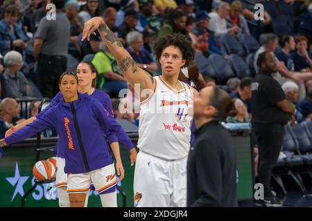 Minneapolis, Minnesota, Stati Uniti. 22 giugno 2024. Il centro di Phoenix Mercury BRITTNEY GRINER #42 guarda durante l'intervallo in una partita WNBA tra i Minnesota Lynx e i Phoenix Mercury al Target Center, i Lynx hanno vinto 73-60. (Immagine di credito: © Steven Garcia/ZUMA Press Wire) SOLO PER USO EDITORIALE! Non per USO commerciale! Foto Stock