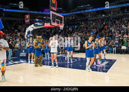 Minneapolis, Minnesota, Stati Uniti. 22 giugno 2024. I Minnesota Lynx festeggiano dopo una partita WNBA tra i Minnesota Lynx e i Phoenix Mercury al Target Center, i Lynx vinsero 73-60. (Immagine di credito: © Steven Garcia/ZUMA Press Wire) SOLO PER USO EDITORIALE! Non per USO commerciale! Foto Stock