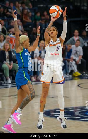 Minneapolis, Minnesota, Stati Uniti. 22 giugno 2024. La guardia dei Phoenix Mercury NATASHA NUVOLA #0 tira per 3 durante una partita WNBA tra i Minnesota Lynx e i Phoenix Mercury al Target Center, i Lynx vinsero 73-60. (Immagine di credito: © Steven Garcia/ZUMA Press Wire) SOLO PER USO EDITORIALE! Non per USO commerciale! Foto Stock